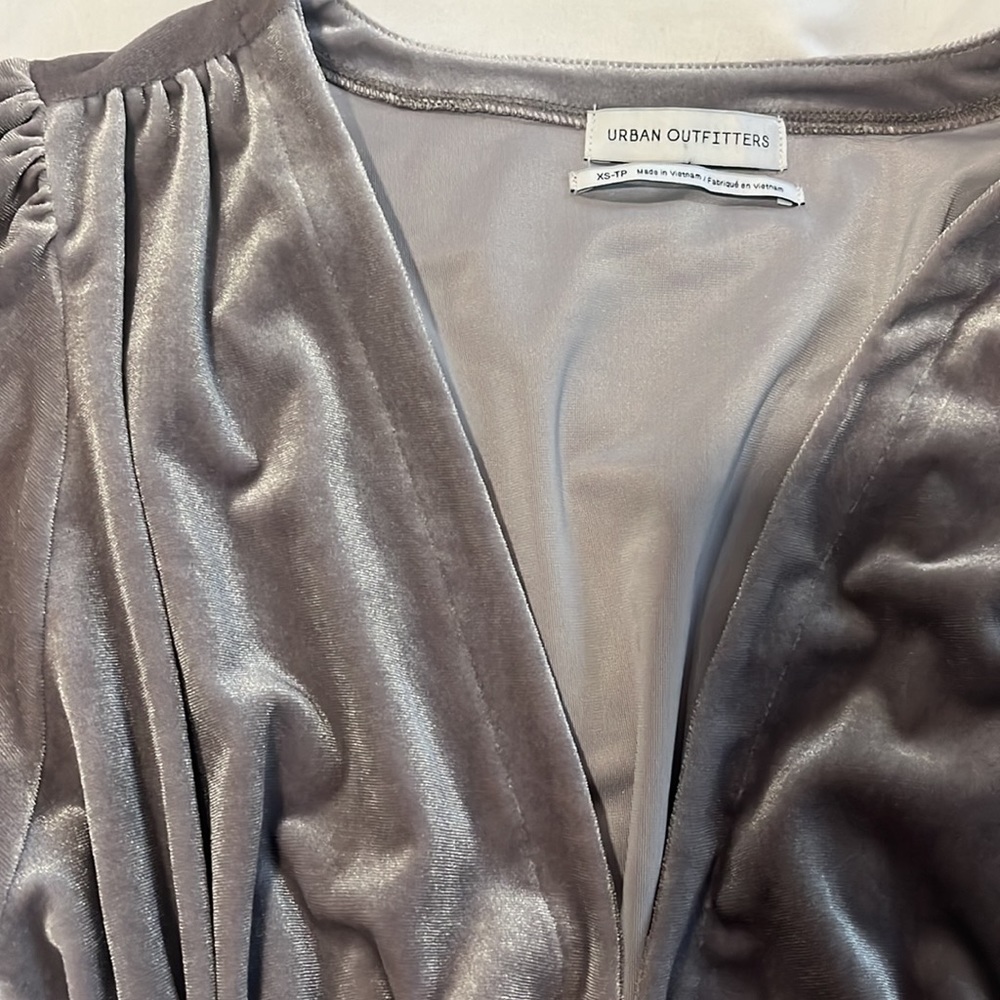Size xs silver velvet top - Picture 2 of 2